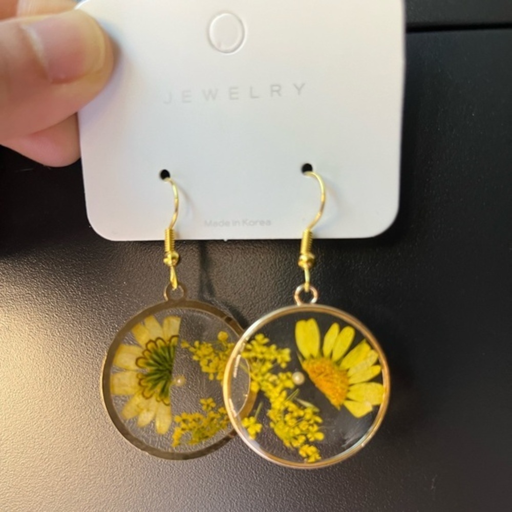 Handmade resin drop earrings circularβ design with embedded yellow flowers new
